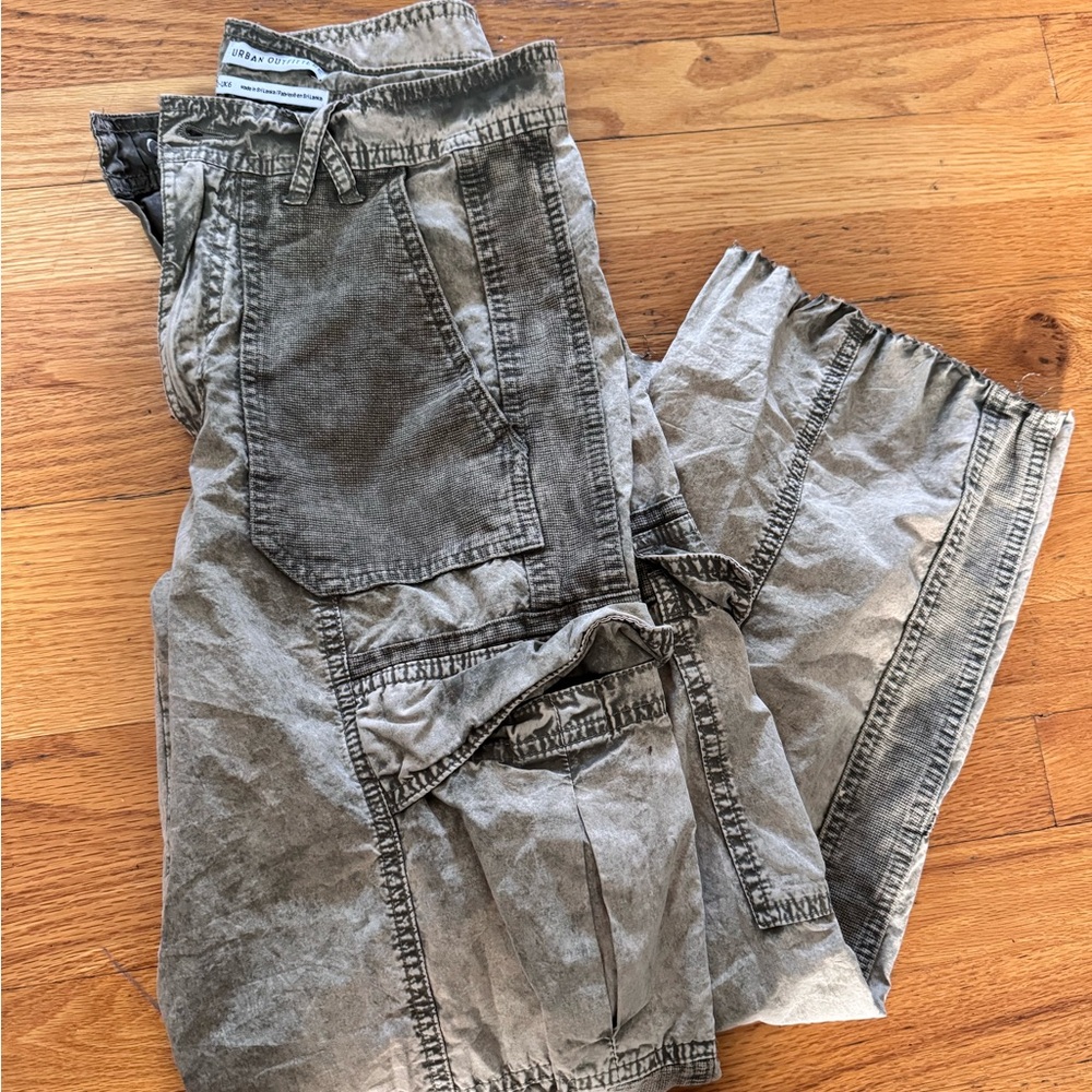 Urban Outfitters Khaki Cargo Pants Women’s 2 - Picture 3 of 4